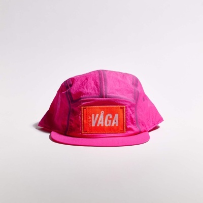 Boné rosa tipo bucket com etiqueta laranja VÅGA