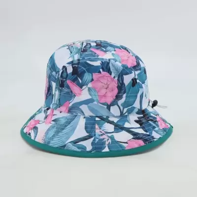 Chapéu bucket com padrão floral em rosa e azul, borda verde e cordão ajustável.