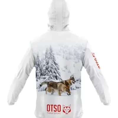 Casaco branco com capuz e impressão de lobo e cão na neve com texto OTSO THINK SPORT