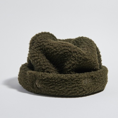 Gorro de malha castanho escuro tipo sherpa com aba dobrada