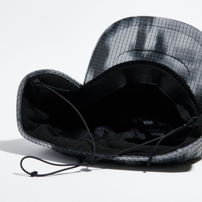 Boné desportivo cinzento com padrão quadriculado preto e cordão ajustável