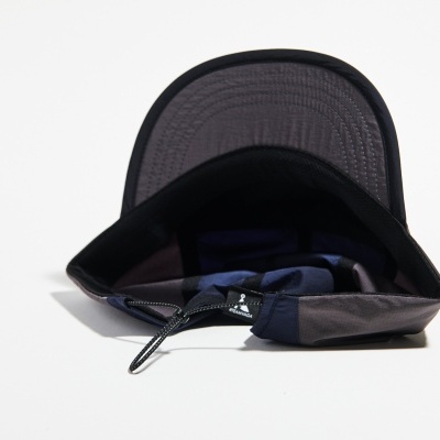 Boné desportivo com pala preta e ajuste de cordão elástico