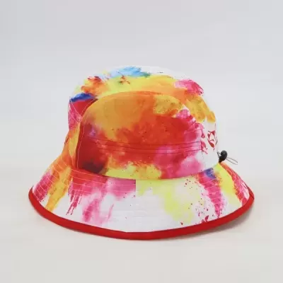 Chapéu bucket colorido com padrão em tons de amarelo, vermelho, rosa e azul