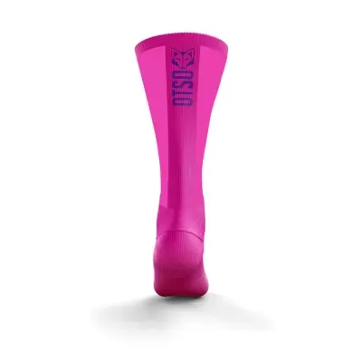 Meia desportiva rosa com texto azul OTSUKA