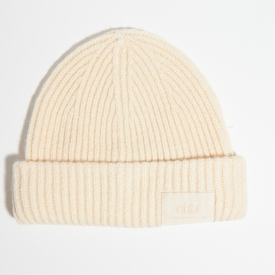 Gorro creme de malha canelada com dobra e etiqueta branca