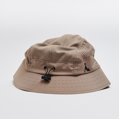 Chapéu tipo pescador bege com ajuste de cordão e ventilações laterais