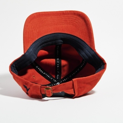 Boné vermelho com aba curva e fecho ajustável