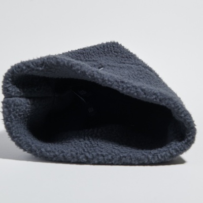 Luvas pretas de tecido felpudo