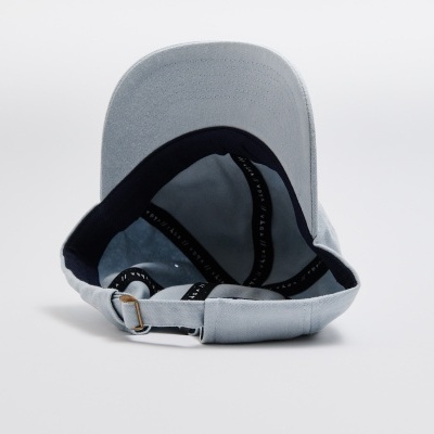 Boné cinza claro visto por trás com correia ajustável e fivela metálica