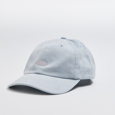 Boné cinzento claro com bordado pequeno e pala curva sobre fundo branco
