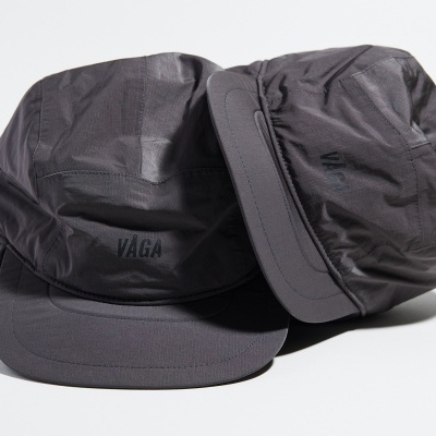 Dois bonés cinzentos de tecido sintético com o texto VAGA