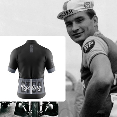 Camisola de ciclismo preta e cinzenta com texto Cycling em fundo branco e fotografia a preto e branco de homem com boné BP
