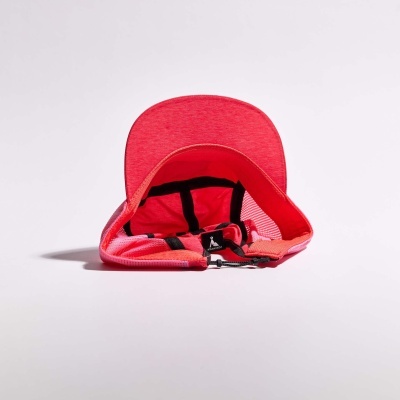 Vista interior de boné desportivo vermelho com etiqueta #TEAMVAGA
