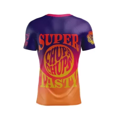 T-shirt desportiva colorida com textos estampados