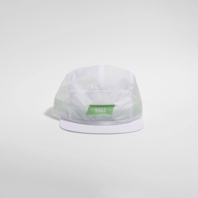 Boné branco transparente com pala branca e etiqueta verde com palavra VÀGA