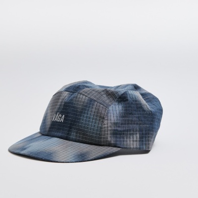 Boné azul escuro com padrão quadriculado e bordado branco