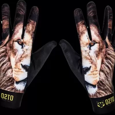 luvas pretas com estampa de leão e texto OTSO no punho