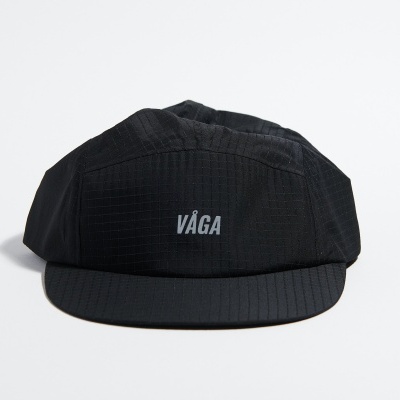 Boné preto com logo VÁGA em branco numa superfície branca