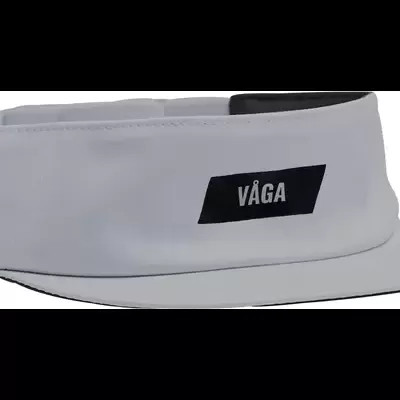Viseira desportiva branca com logótipo e texto VÅGA