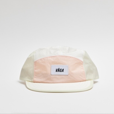 Boné branco e rosa claro com patch frontal escrito VÅGA