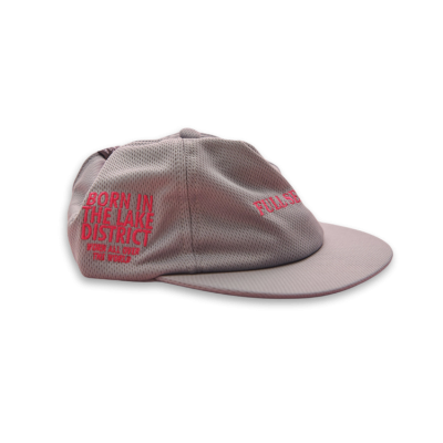 Boné cinzento claro com texto vermelho e tecido texturizado