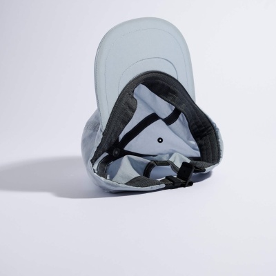 Boné desportivo cinza claro virado para baixo com interior preto