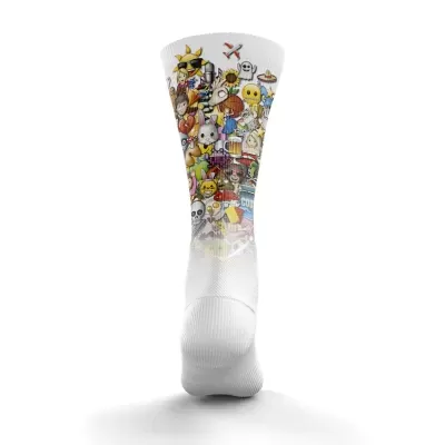 Meia branca com estampa colorida de várias figuras animadas