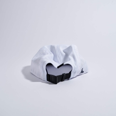 Boné desportivo branco com fecho preto ajustável