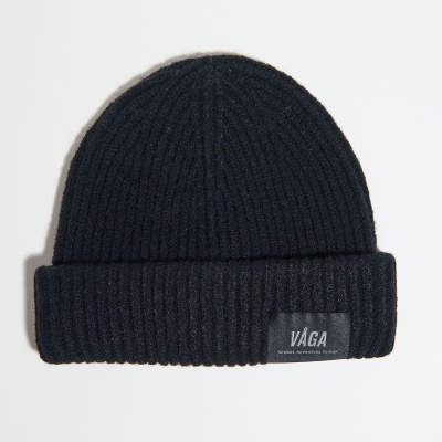 Gorro de malha preto com etiqueta VÁGA