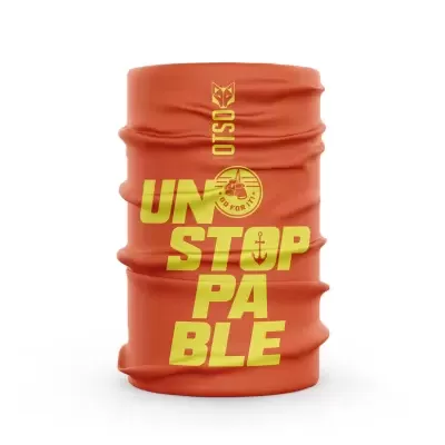 Bandana tubular laranja com texto amarelo e logo, fundo branco