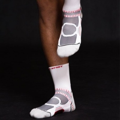 Meias desportivas brancas com detalhes cinza e vermelhos e a palavra SPORT