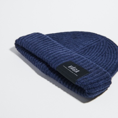 Gorro de malha azul escura com etiqueta preta