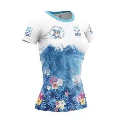 Camiseta feminina azul com estampado de ondas e flores tropicais, texto 'OTSO' e logótipo de raposa