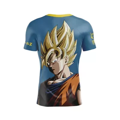 T-shirt azul com estampa de personagem anime loiro e detalhes amarelos