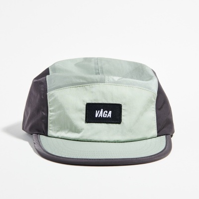 Boné verde claro e cinzento com etiqueta VÁGA na frente