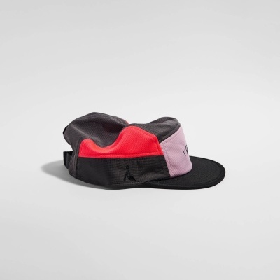 Boné desportivo colorido com aba preta e detalhes em vermelho e rosa