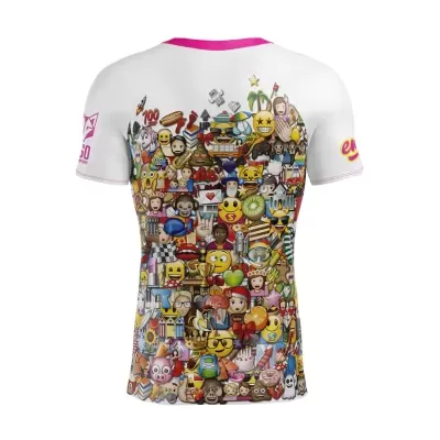 T-shirt branca com padrão colorido de emojis na parte de trás e gola rosa