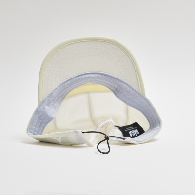 Vista interior de boné branco com aba amarela e etiqueta preta com texto 'PPL'