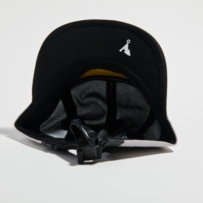 Boné preto texturizado com logótipo branco e fecho ajustável