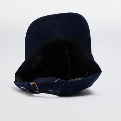 Boné azul escuro com ajuste traseiro e interior preto