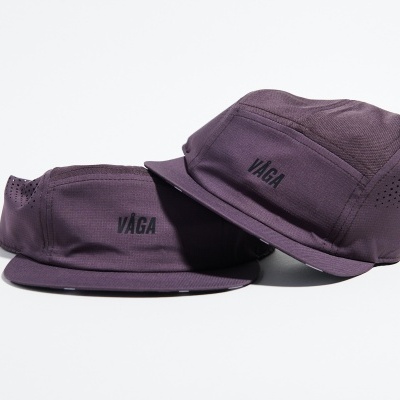 Dois bonés roxos com texto VAGA em preto