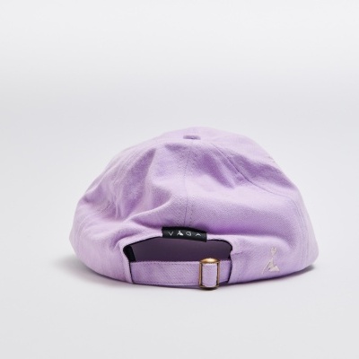 Boné lilás com ajuste em fivela metálica sobre fundo branco