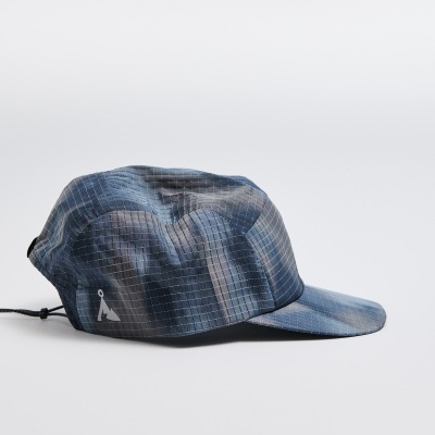 Boné azul xadrez com fecho ajustável e logótipo branco