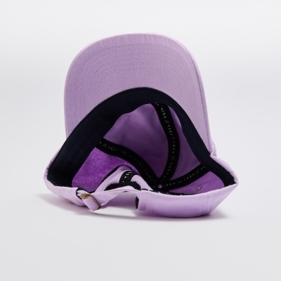 Boné lilás virado para cima mostrando o interior