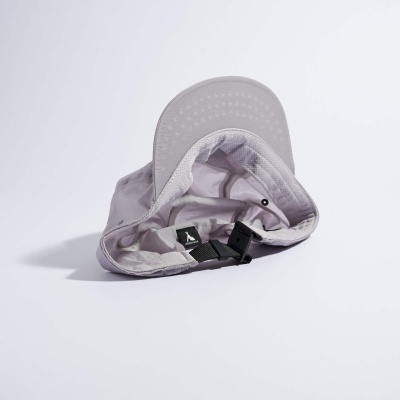 Boné cinzento claro virado ao contrário com correia preta e etiqueta #TEAMVAGA.