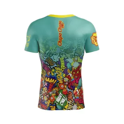 Camiseta colorida com padrão Chupa Chups e texto nas costas e mangas