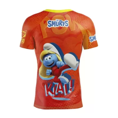Camiseta vermelha com personagem Smurfette e texto dos Smurfs