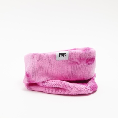 Cachecol tubular rosa com etiqueta 'VEGA' e textura canelada