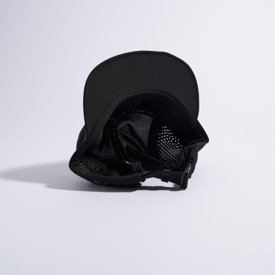 Boné preto com aba curva e ajuste atrás