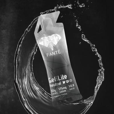 Embalagem de suplemento alimentar FANTÉ Gel Lite neutral envolvida por jato de água